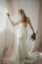 Load image into Gallery viewer, Alexa fingertip pearl veil