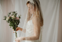 Load image into Gallery viewer, Alexa fingertip pearl veil