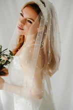 Load image into Gallery viewer, Alexa fingertip pearl veil