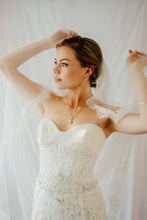 Load image into Gallery viewer, Madeline soft Chantilly lace edged veil