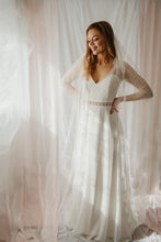Load image into Gallery viewer, Delphine long lace edged veil