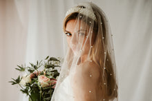 Load image into Gallery viewer, Alexa fingertip pearl veil