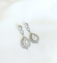 Load image into Gallery viewer, crystal earrings