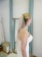 Load image into Gallery viewer, Skylar blush pearl short wedding veil
