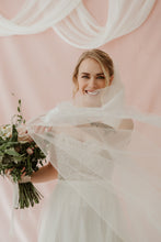 Load image into Gallery viewer, Delphine long lace edged veil
