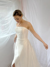 Load image into Gallery viewer, Piper pearl chapel length veil
