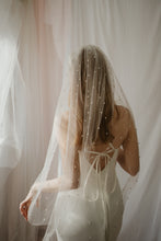 Load image into Gallery viewer, Alexa fingertip pearl veil
