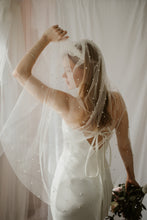 Load image into Gallery viewer, Alexa fingertip pearl veil

