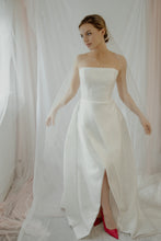 Load image into Gallery viewer, Piper pearl chapel length veil
