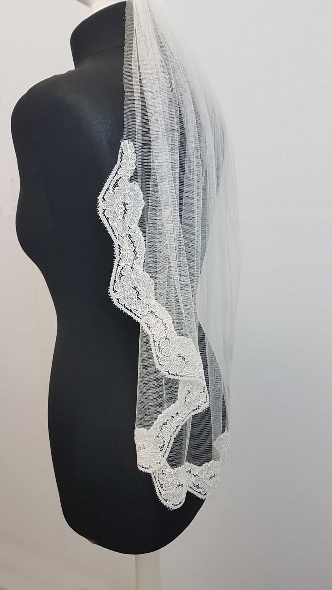 Short lace edged veil, Ava