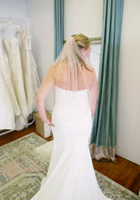 Load image into Gallery viewer, Skylar blush pearl short wedding veil
